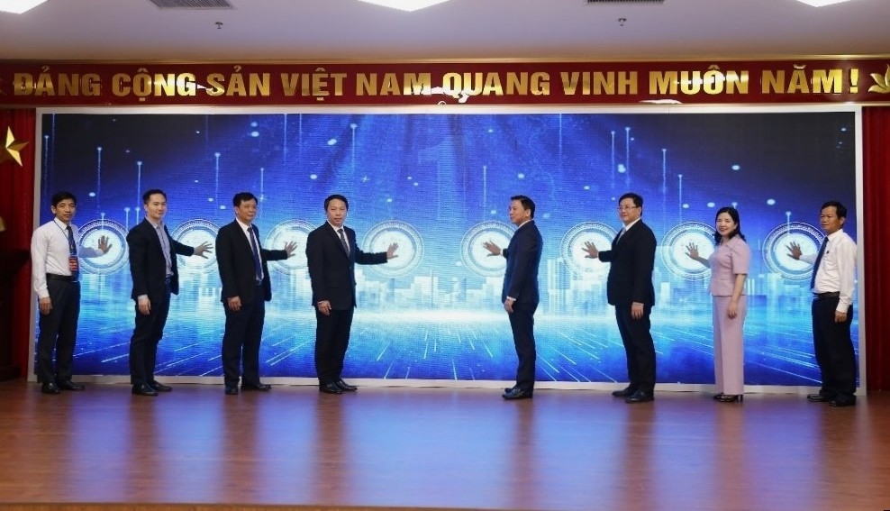 Các đồng chí lãnh đạo Bộ TT&TT và tỉnh Thanh Hóa ấn nút khai trương Cổng dữ liệu mở tỉnh Thanh Hóa, App Thanh Hóa - S