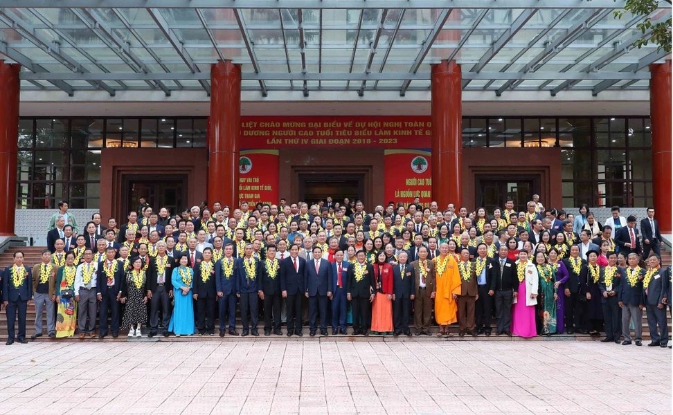 Thủ tướng Chính phủ Phạm Minh Chính chụp ảnh lưu niệm với các đại biểu