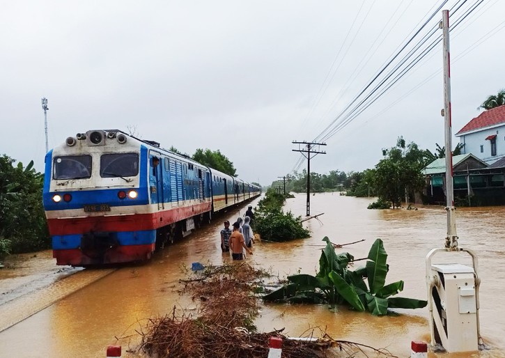 Đường sắt khu vực Thừa Thiên Huế bị ngập nước, ách tắc trong ngày 15/11 ảnh 2