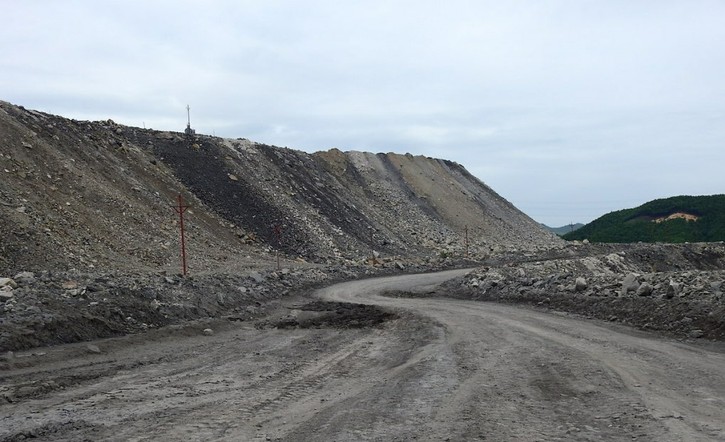 Một bãi thải than chất cao như núi ở phường Mông Dương, TP. Cẩm Phả ảnh 4