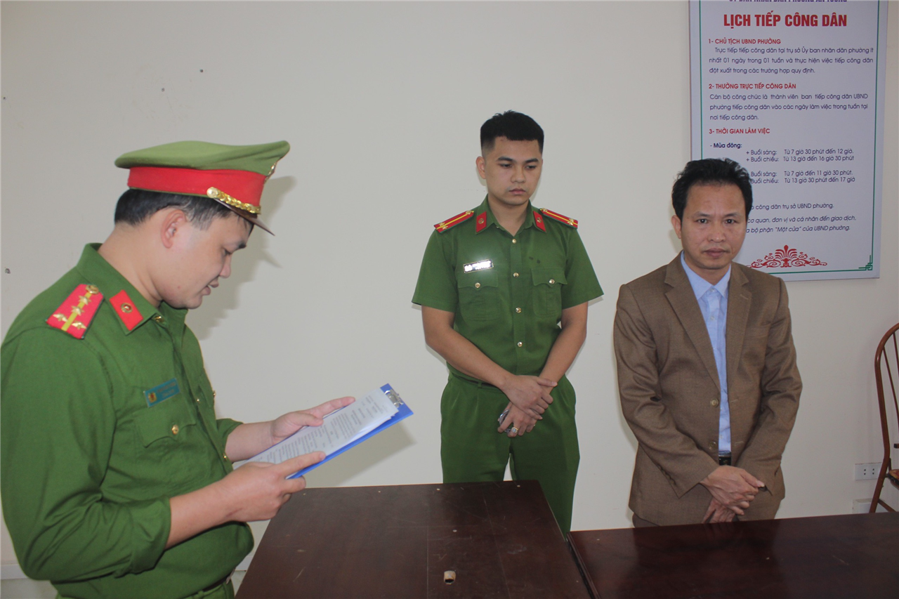 Cơ quan Cảnh sát điều tra Công an tỉnh Tuyên Quang tống đạt các Quyết định và Lệnh đối với Nguyễn Văn Sáu.