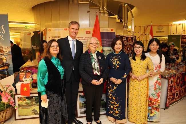 Quảng bá sản phẩm mỹ nghệ, nông sản và ẩm thực Việt Nam tại Hội chợ quốc tế Liên hợp quốc - Ảnh 1.