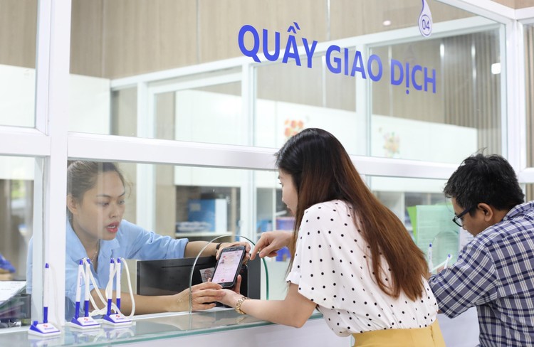 Nhân viên Tổng công ty Cấp nước Sài Gòn tiếp nhận đăng ký định mức nước sinh hoạt, thu thập số định danh khách hàng