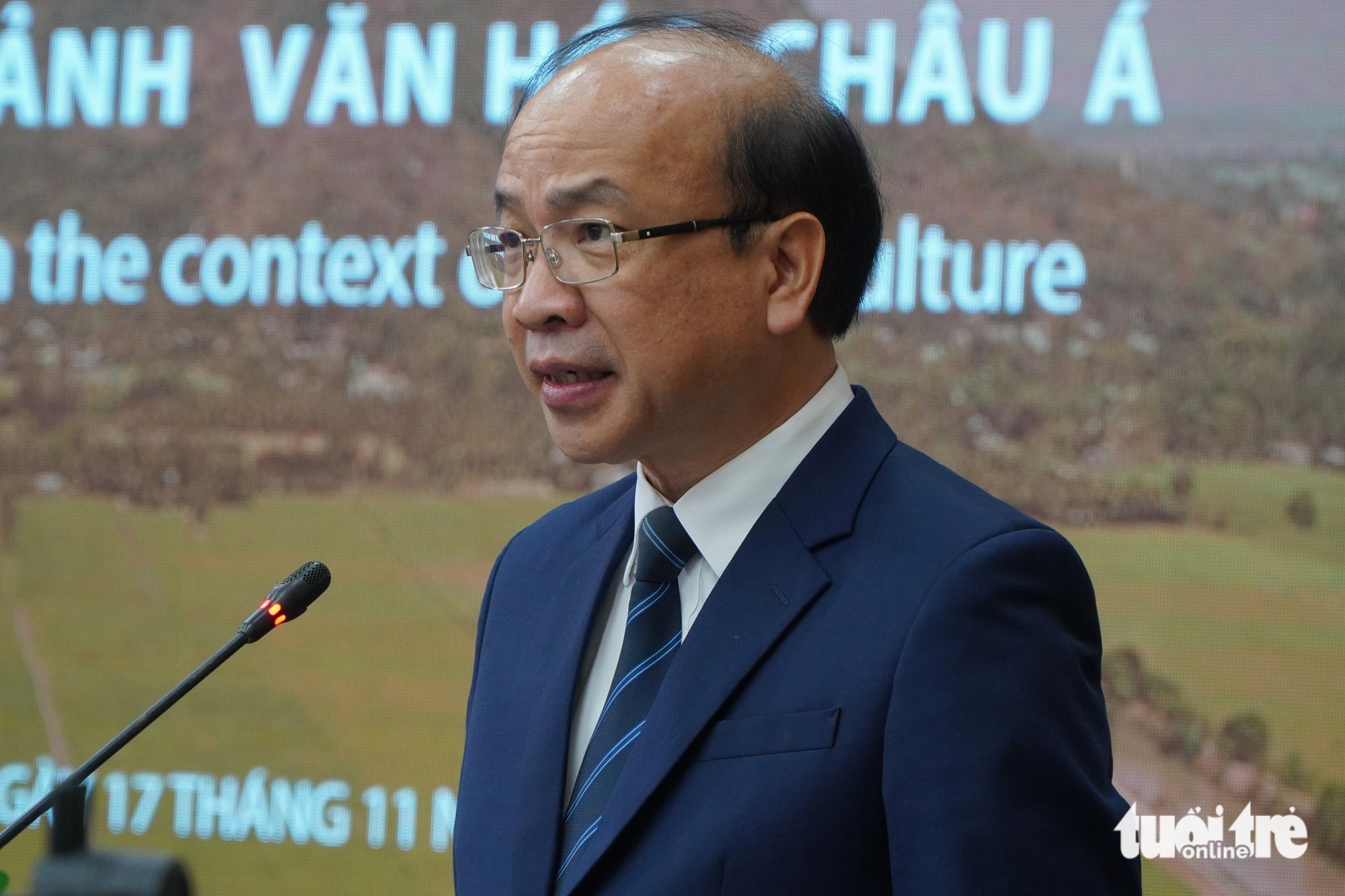 Ông Phan Chí Hiếu - chủ tịch Viện hàn lâm Khoa học xã hội Việt Nam - đánh giá cao nhiều tư liệu khoa học mới về khu di tích Óc Eo - Ba Thê