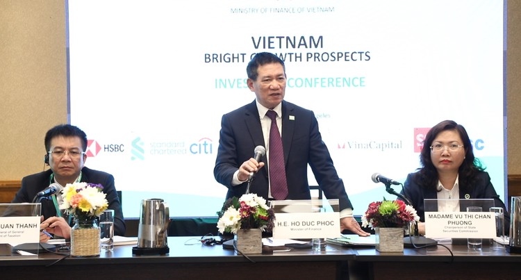 Bộ trưởng Bộ Tài chính Hồ Đức Phớc cho biết, bất chấp những thử thách, khó khăn của nền kinh tế toàn cầu, Việt Nam nổi lên là một quốc gia với triển vọng tăng trưởng kinh tế vững chắc, ổn định, lạm phát được kiểm soát