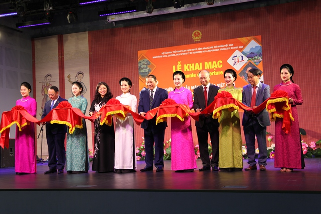 Tranh lụa và sản phẩm thủ công truyền thống của Việt Nam giới thiệu tại Pháp - Ảnh 1.