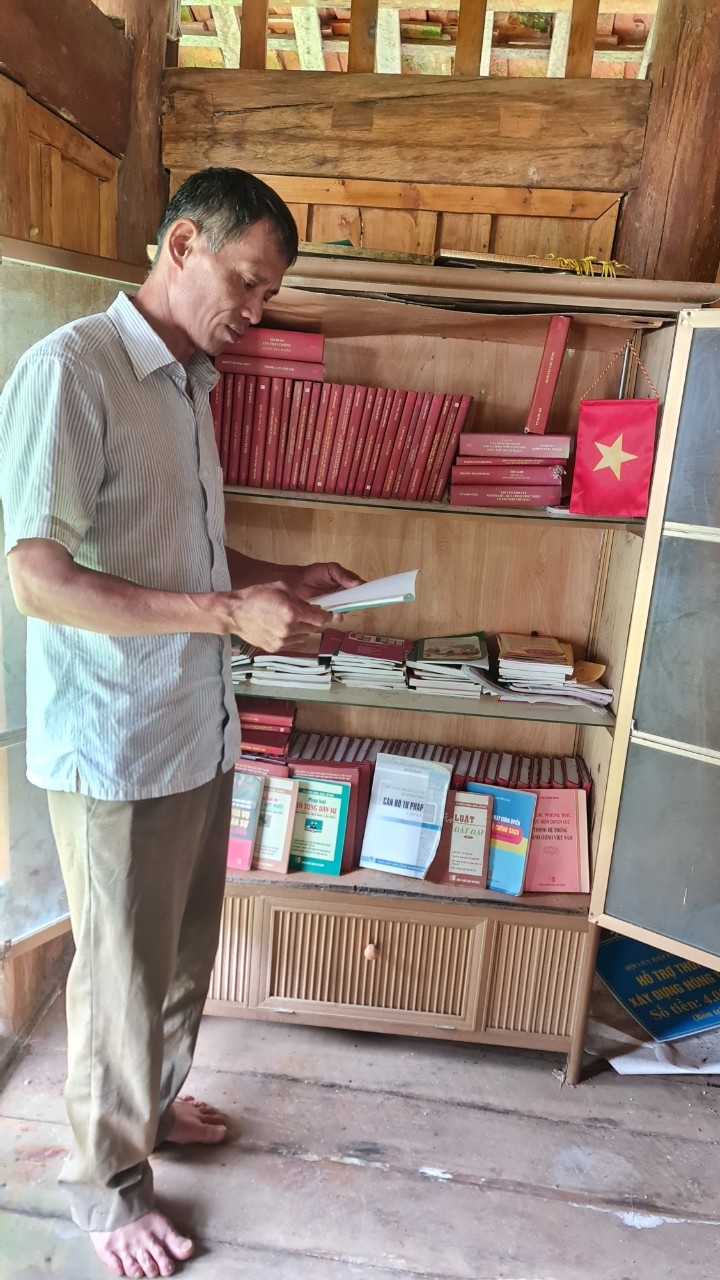 Ông Vi Văn Sáng, Bí thư kiêm trưởng thôn Khẹo, xã Bát Mọt, xem Tủ sách pháp luật tại nhà văn hóa thôn như một người bạn đồng hành 
