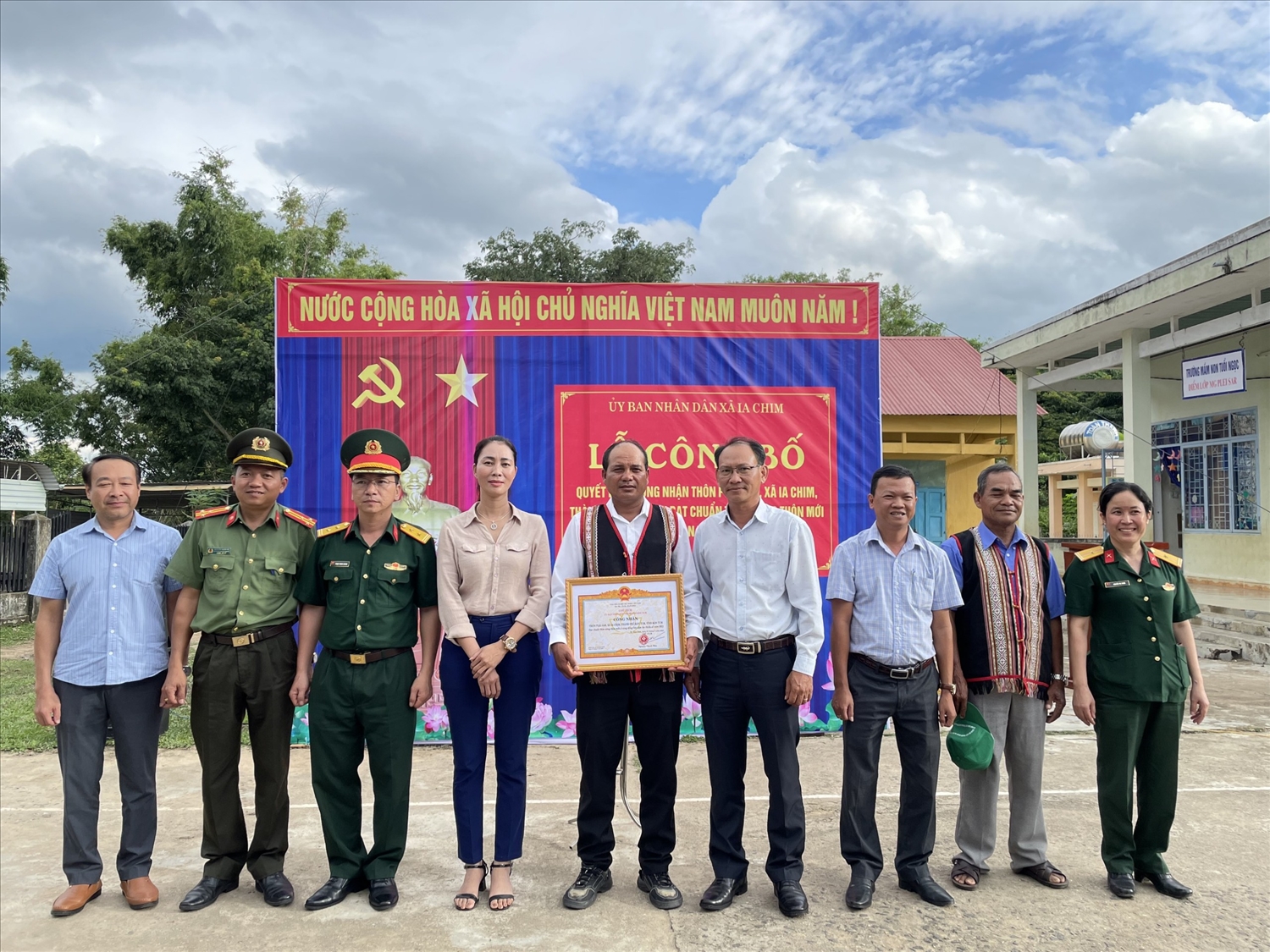 Thôn Plei Sar được UBND thành phố Kon Tum công nhận đạt chuẩn thôn nông thôn mới trong vùng đồng bào DTTS.