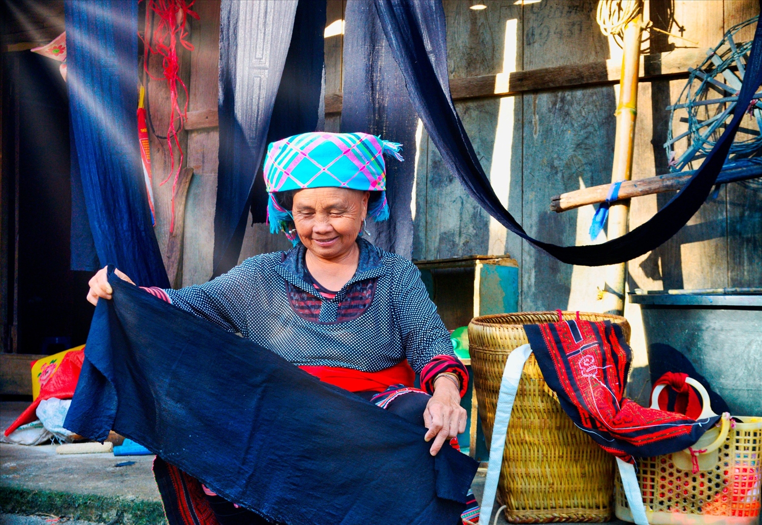 Bà Ma Thị Dủ ở bản Pho Lao Chải, xã Tả Lèng, huyện Tam Đường (Lai Châu) nổi tiếng dệt vải, nhuộm chàm đẹp.