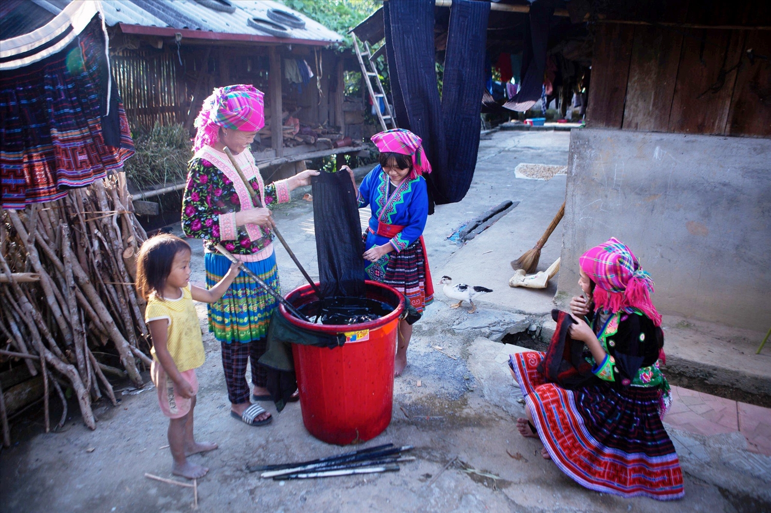 Phụ nữ Mông ở Lai Châu dạy nghề dệt vải, nhuộm chàm cho con mình từ rất sớm.