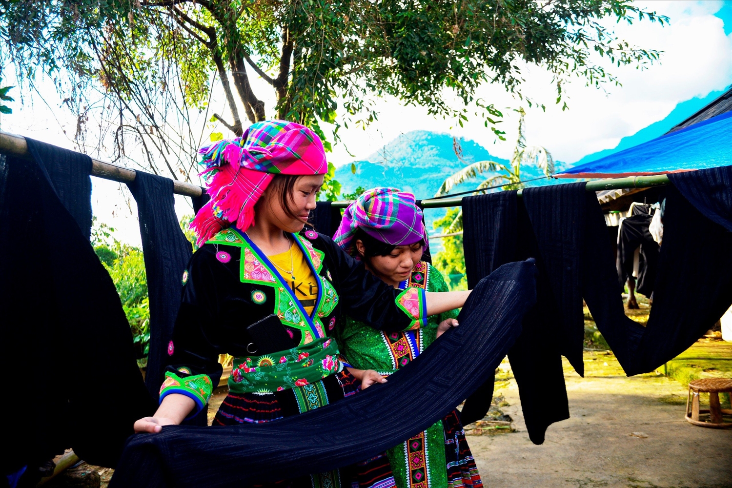 Thiếu nữ dân tộc Mông ở Lai Châu kiểm tra vải sau khi nhuộm chàm, phơi khô.