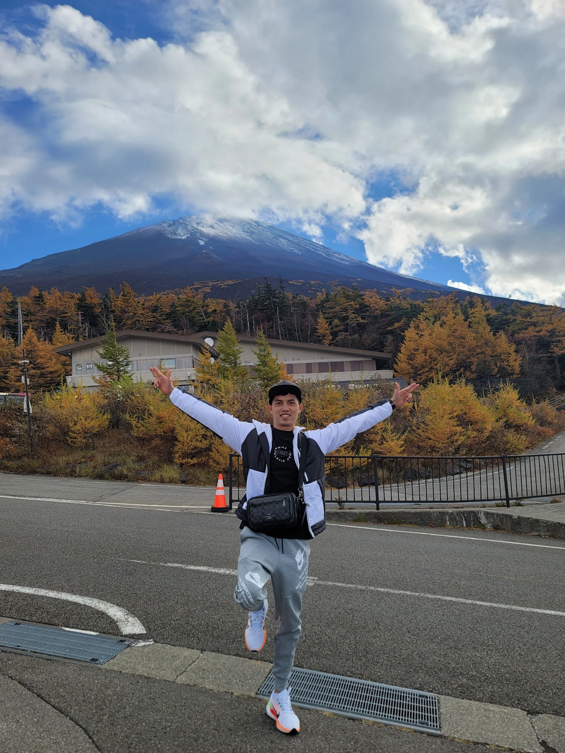 Chàng trai chinh phục núi Phú Sĩ, thỏa mãn ước mơ ngắm thiên nhiên kỳ vĩ - Ảnh 4.