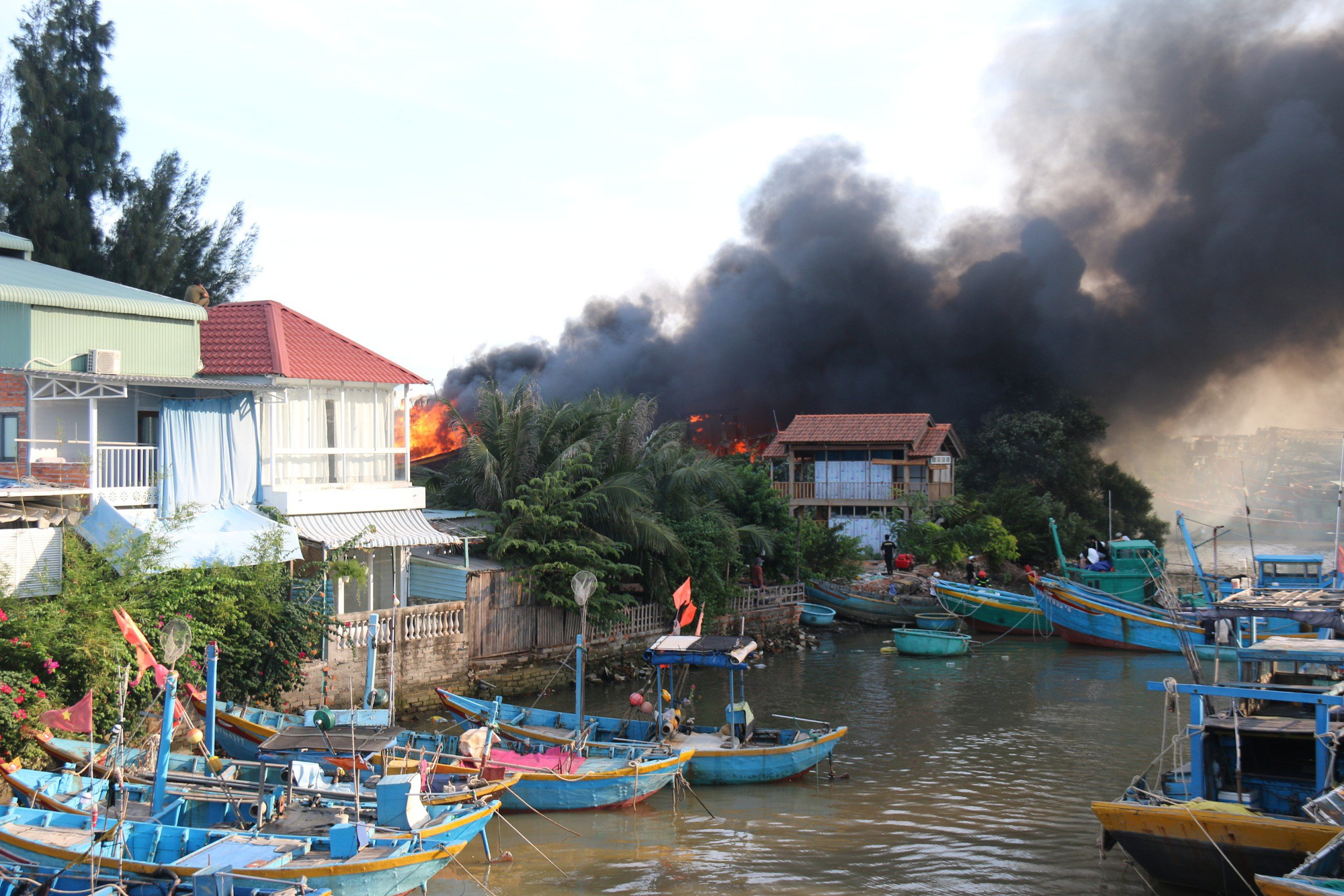 Hiện trường vụ cháy 11 tàu cá ở TP Phan Thiết chiều 7-12 - Ảnh: MAI THỨC