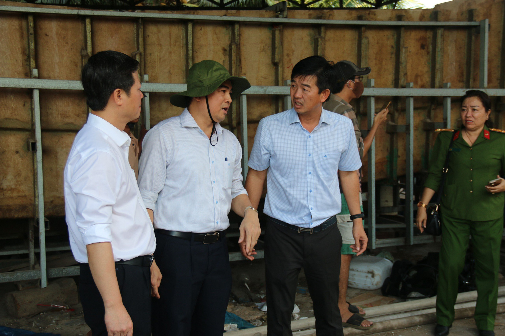Lãnh đạo tỉnh Bình Thuận và TP Phan Thiết chỉ đạo công tác chữa cháy tại hiện trường - Ảnh: MAI THỨC
