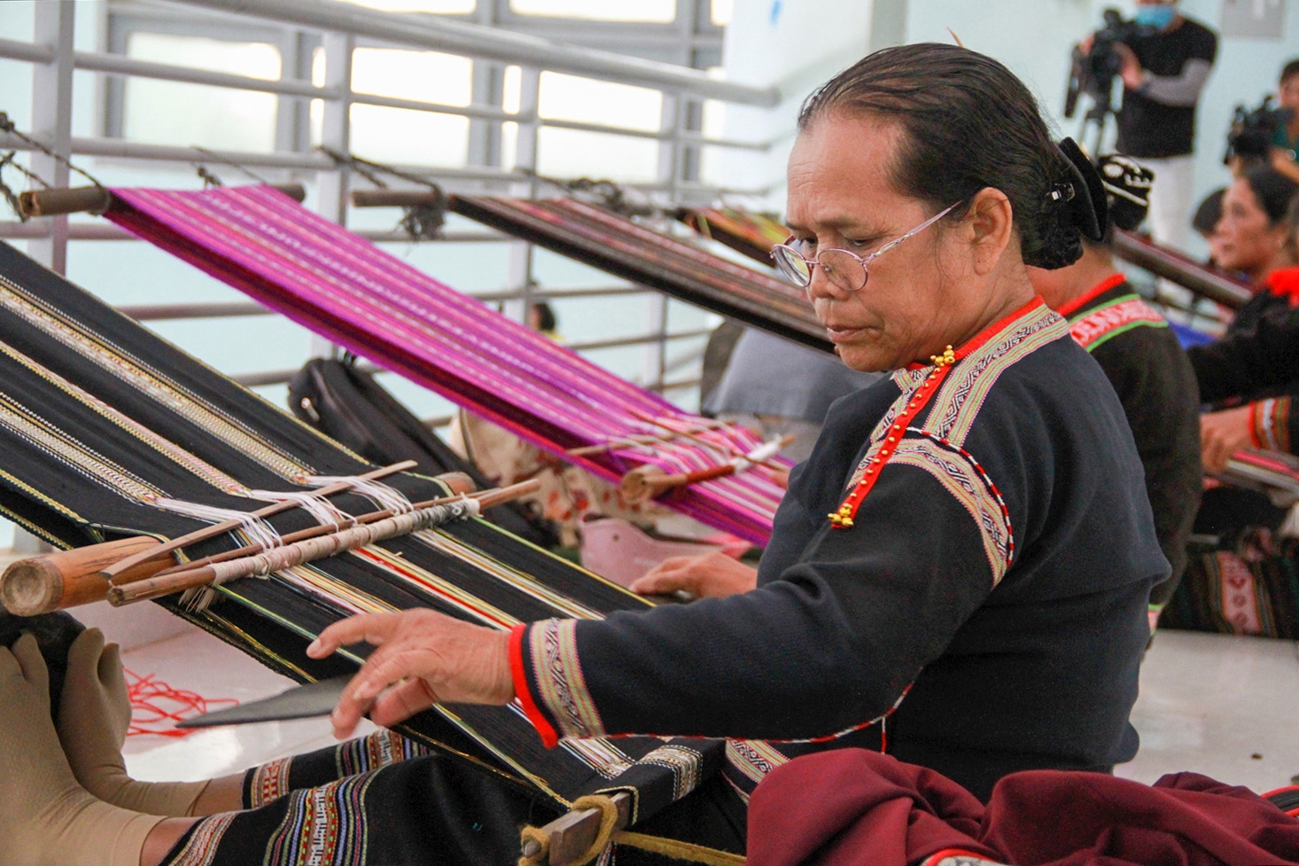 Bà H’Wiêt Byă ở buôn Kplang, xã Tân Tiến, huyện Krông Pắk gắn bó với nghề dệt thổ cẩm