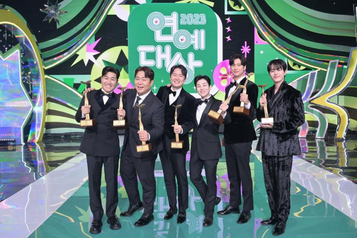 Các nghệ sĩ tham gia 2 ngày 1 đêm sau khi giành được giải thưởng lớn của giải thưởng KBS  - Ảnh: Korea Times