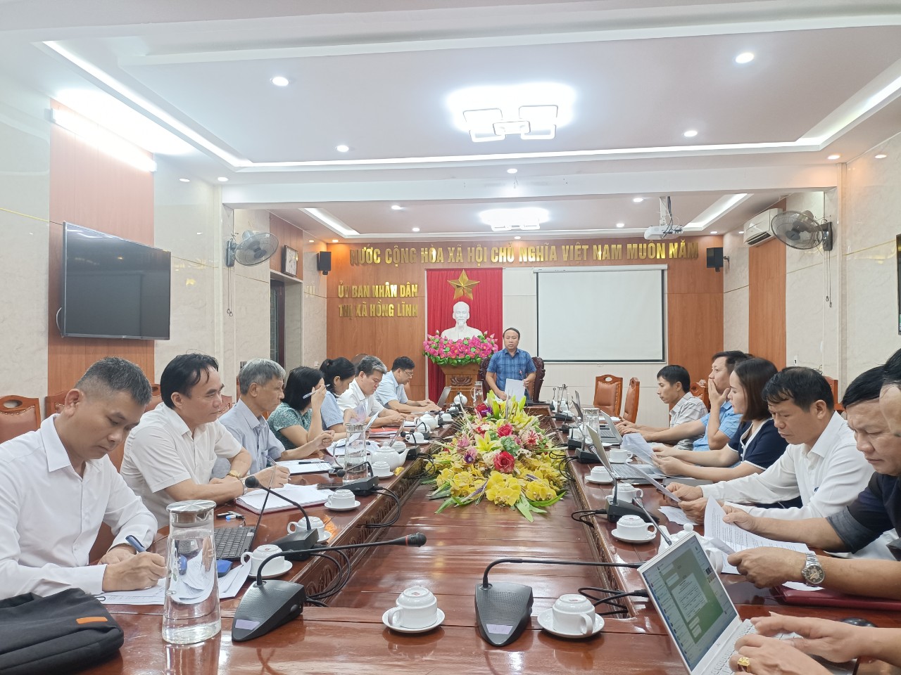 Đoàn giám sát Thường trực HĐND thị xã Hồng Lĩnh, Hà Tĩnh làm việc với UBND và các phòng, ngành về đầu tư xây dựng cơ bản năm 2022 - ẢNH BÌNH NGUYÊN