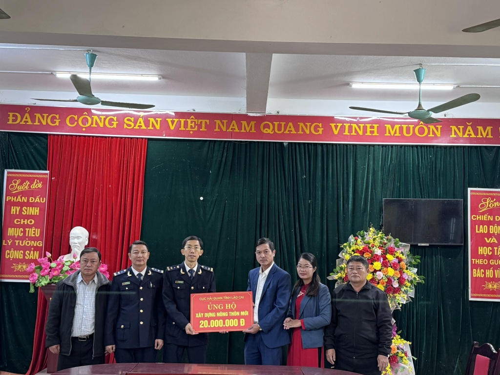 Hải quan Lào Cai ủng hộ 60 triệu đồng góp phần xây dựng nông thôn mới