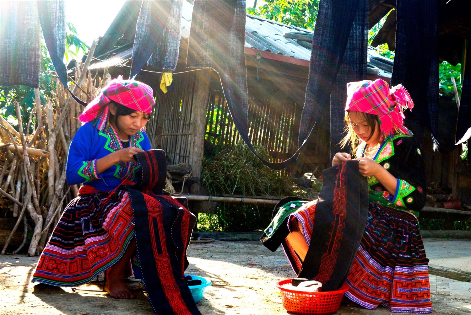 Hầu như thiếu nữ Mông ở Lai Châu biết thêu thùa và may trang phục từ rất sớm.