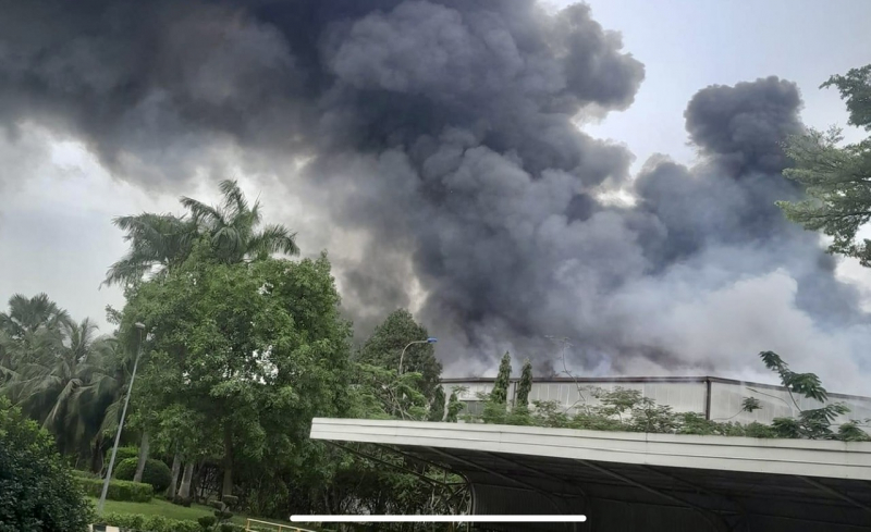 Sau tiếng nổ, đám cháy bùng phát tại công ty sản xuất bột gạo -0
