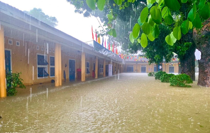 Trường học miền Trung đảm bảo 4 tại chỗ ứng phó mưa lũ - Ảnh 1.