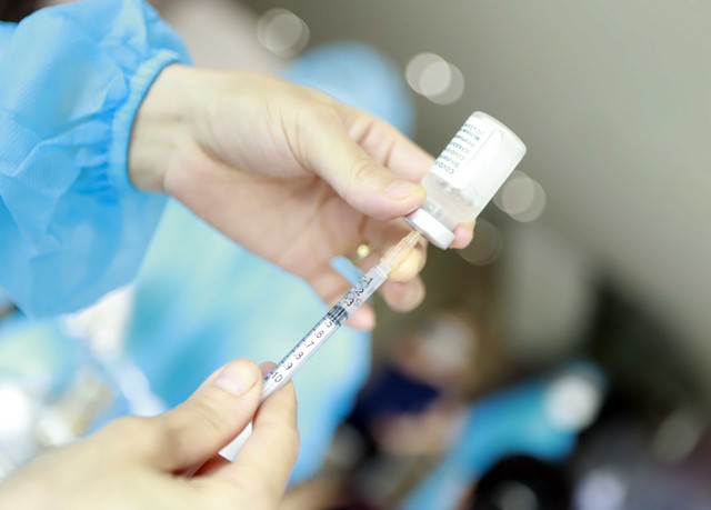 Việt Nam đang dự trữ hơn 400.000 liều vaccine Covid-19 - Ảnh 1.