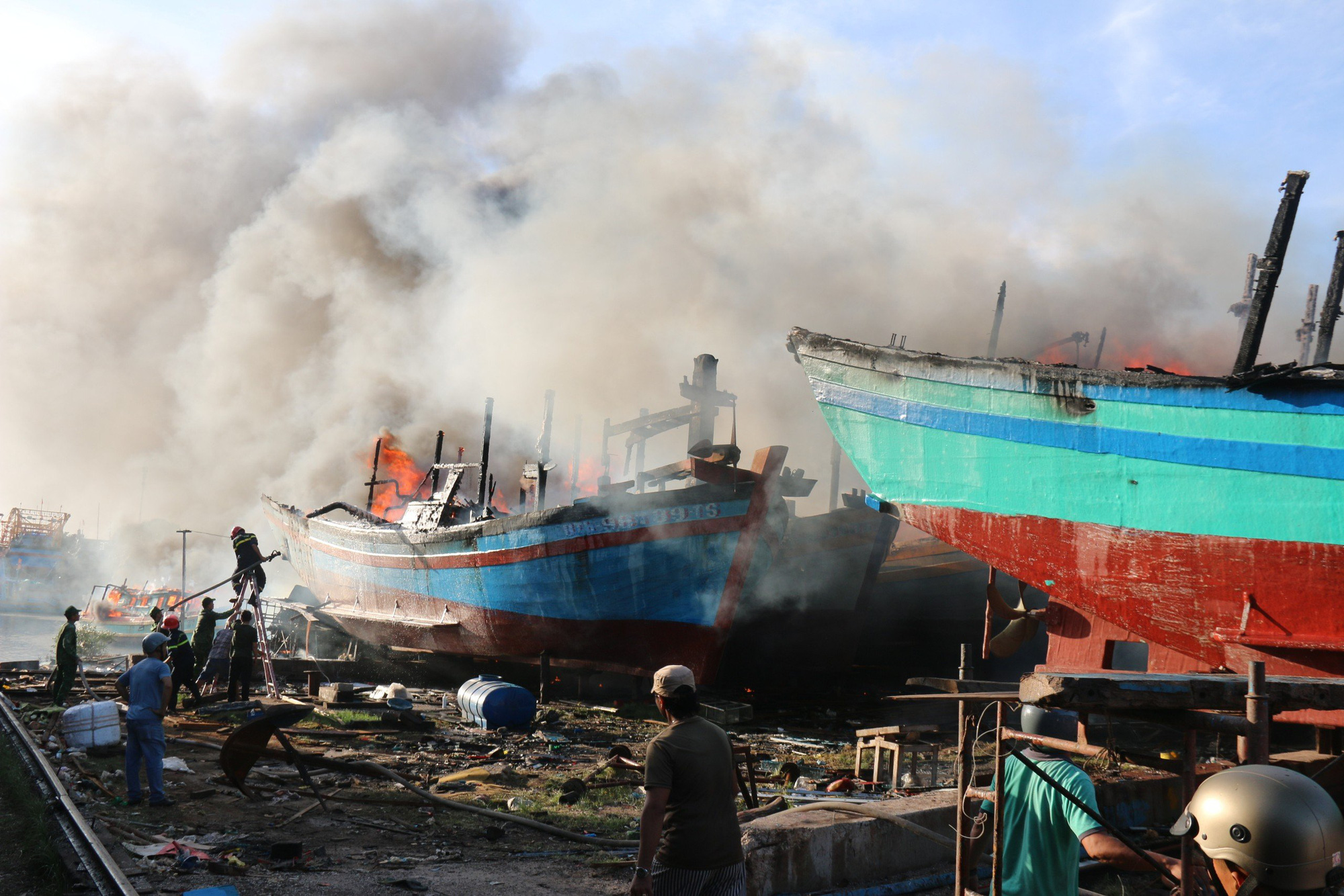 Hiện trường vụ cháy 11 tàu cá ở TP Phan Thiết chiều 7-12 - Ảnh: MAI THỨC