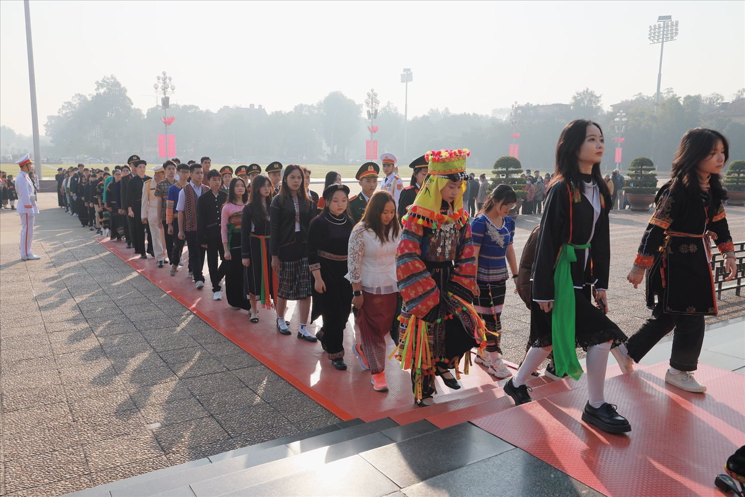 Đoàn học sinh, sinh viên, thanh niên DTTS xuất sắc, tiêu biểu vào lăng viếng chủ tịch Hồ Chí Minh 